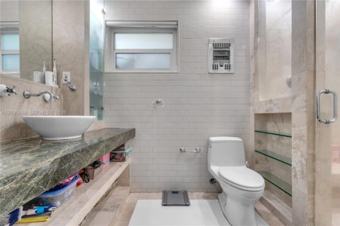 House in Miami Shores, Florida 5 bedrooms, 268.67 sq.m. № 2069633 - photo 28