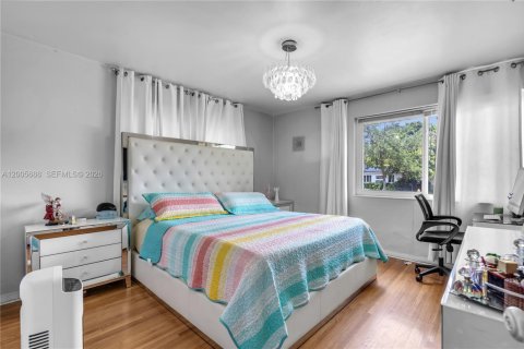 House in Miami Shores, Florida 5 bedrooms, 268.67 sq.m. № 2069633 - photo 27