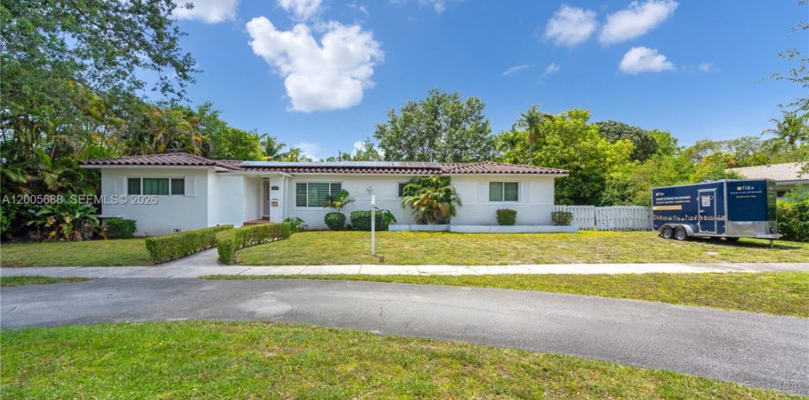 House in Miami Shores, Florida 5 bedrooms, 268.67 sq.m. № 2069633