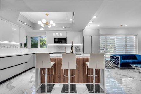 House in Miami Shores, Florida 5 bedrooms, 268.67 sq.m. № 2069633 - photo 9