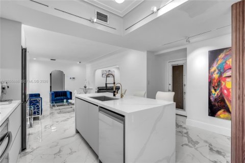 House in Miami Shores, Florida 5 bedrooms, 268.67 sq.m. № 2069633 - photo 10