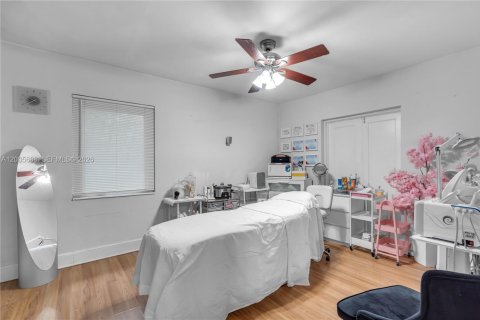 House in Miami Shores, Florida 5 bedrooms, 268.67 sq.m. № 2069633 - photo 21