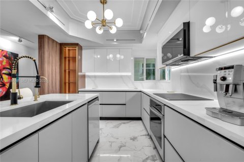 House in Miami Shores, Florida 5 bedrooms, 268.67 sq.m. № 2069633 - photo 7