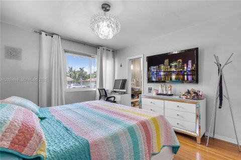 House in Miami Shores, Florida 5 bedrooms, 268.67 sq.m. № 2069633 - photo 26