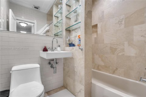 House in Miami Shores, Florida 5 bedrooms, 268.67 sq.m. № 2069633 - photo 24