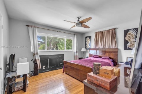 House in Miami Shores, Florida 5 bedrooms, 268.67 sq.m. № 2069633 - photo 22