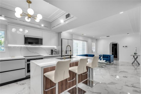 House in Miami Shores, Florida 5 bedrooms, 268.67 sq.m. № 2069633 - photo 11