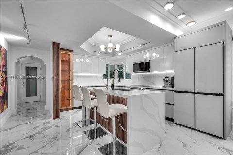 House in Miami Shores, Florida 5 bedrooms, 268.67 sq.m. № 2069633 - photo 6