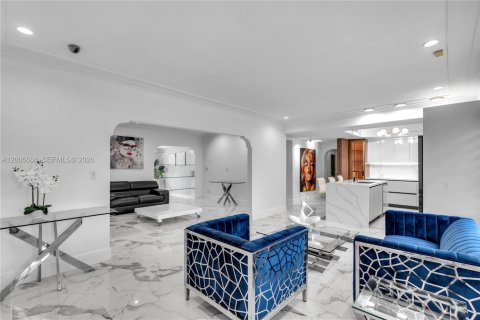 House in Miami Shores, Florida 5 bedrooms, 268.67 sq.m. № 2069633 - photo 12