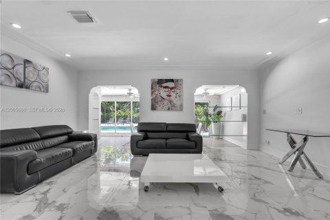 House in Miami Shores, Florida 5 bedrooms, 268.67 sq.m. № 2069633 - photo 13