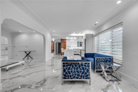 House in Miami Shores, Florida 5 bedrooms, 268.67 sq.m. № 2069633 - photo 14