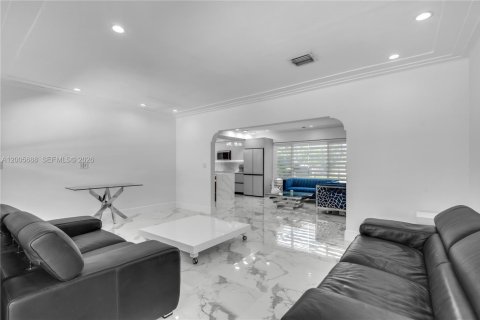 House in Miami Shores, Florida 5 bedrooms, 268.67 sq.m. № 2069633 - photo 15