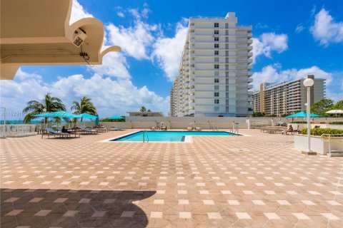 Снять в аренду кондоминиум в Майами-Бич, Флорида 1 спальня, 76.55м2, № 1989664 - фото 22