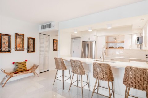 Снять в аренду кондоминиум в Майами-Бич, Флорида 1 спальня, 76.55м2, № 1989664 - фото 1