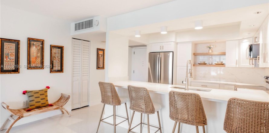 Кондоминиум с 1 спальней в Майами-Бич, Флорида № 1989664