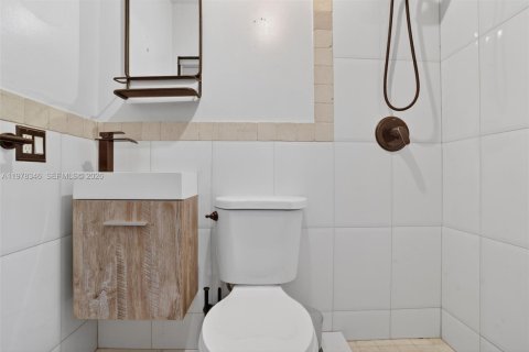 House in Miami, Florida 4 bedrooms, 189.89 sq.m. № 2042176 - photo 21