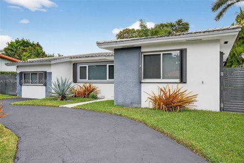 House in Miami, Florida 4 bedrooms, 189.89 sq.m. № 2042176 - photo 4