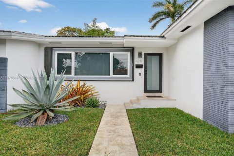 House in Miami, Florida 4 bedrooms, 189.89 sq.m. № 2042176 - photo 5