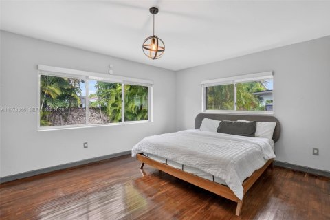 House in Miami, Florida 4 bedrooms, 189.89 sq.m. № 2042176 - photo 25
