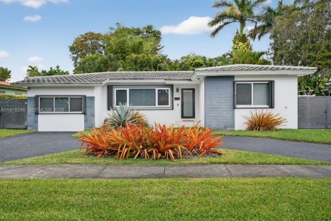 House in Miami, Florida 4 bedrooms, 189.89 sq.m. № 2042176 - photo 2