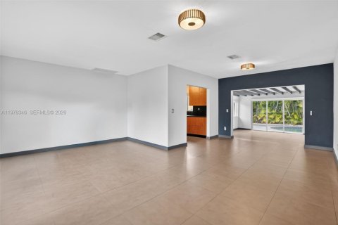 House in Miami, Florida 4 bedrooms, 189.89 sq.m. № 2042176 - photo 6