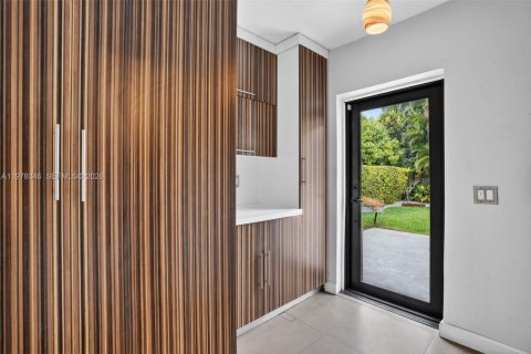 House in Miami, Florida 4 bedrooms, 189.89 sq.m. № 2042176 - photo 14