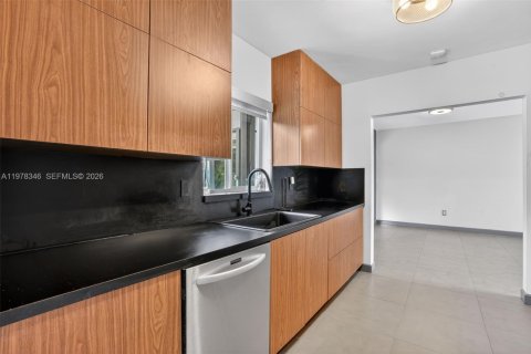 House in Miami, Florida 4 bedrooms, 189.89 sq.m. № 2042176 - photo 11