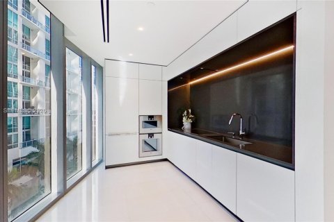 Condo in Miami, Florida, 1 bedroom № 2401320 - photo 3