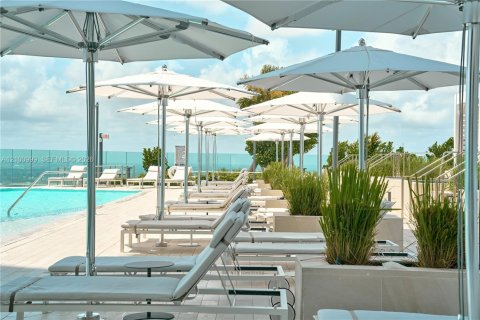 Condo in Miami, Florida, 1 bedroom № 2401320 - photo 17