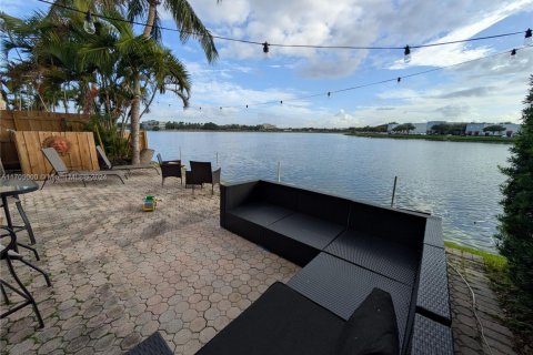House in Miami Lakes, Florida 3 bedrooms, 187.2 sq.m. № 1867089 - photo 5
