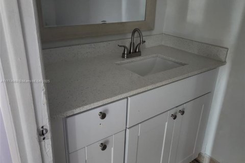 Condo in Homestead, Florida, 2 bedrooms № 1937801 - photo 12