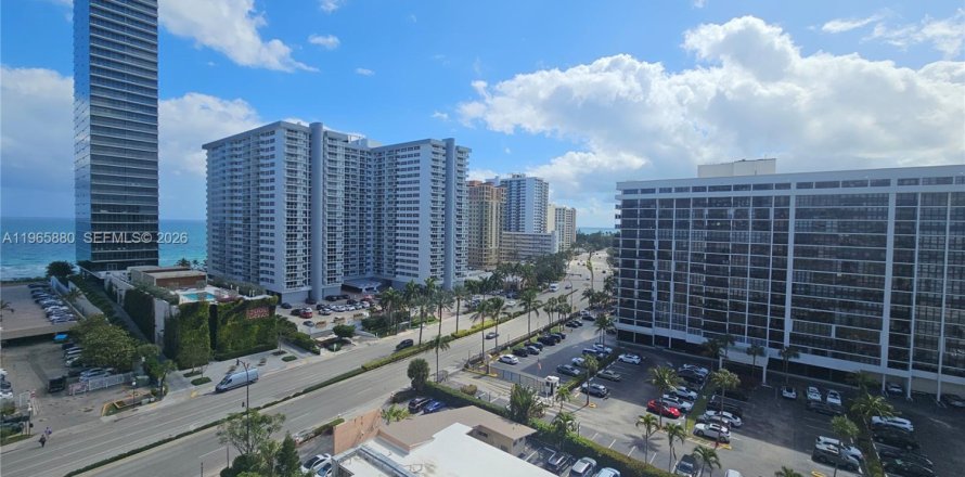 Кондоминиум с 2 спальнями в Халландейл-Бич, Флорида № 2029095