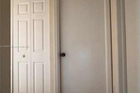 Townhouse in Pembroke Pines, Florida 3 bedrooms, 129.69 sq.m. № 1985586 - photo 17