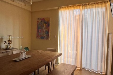 Townhouse in Pembroke Pines, Florida 3 bedrooms, 129.69 sq.m. № 1985586 - photo 10