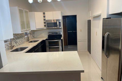 House in Miami Beach, Florida 3 bedrooms, 167.32 sq.m. № 1937397 - photo 1