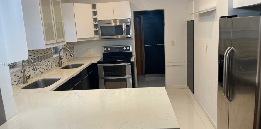 House in Miami Beach, Florida 3 bedrooms, 167.32 sq.m. № 1937397