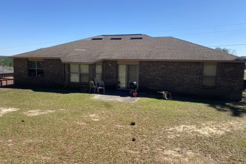 House in Crestview, Florida 4 bedrooms, 198.07 sq.m. № 560246 - photo 1