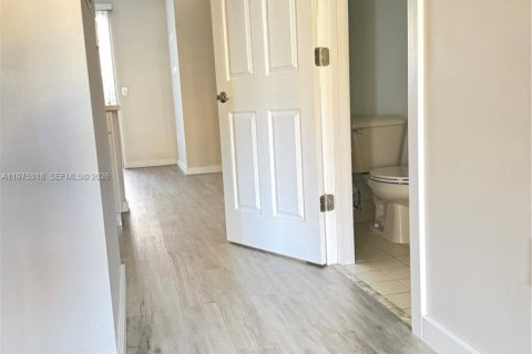 Touwnhouse à louer à Homestead, Floride: 3 chambres, 147.16 m2 № 2046236 - photo 4