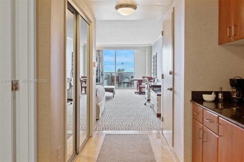 Hôtel, hôtellerie à vendre à Sunny Isles Beach, Floride: 61.69 m2 № 2170840 - photo 2