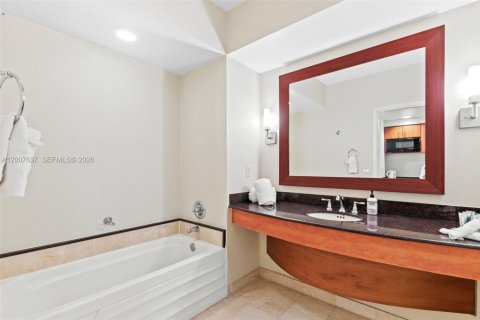 Hôtel, hôtellerie à vendre à Sunny Isles Beach, Floride: 61.69 m2 № 2170840 - photo 20