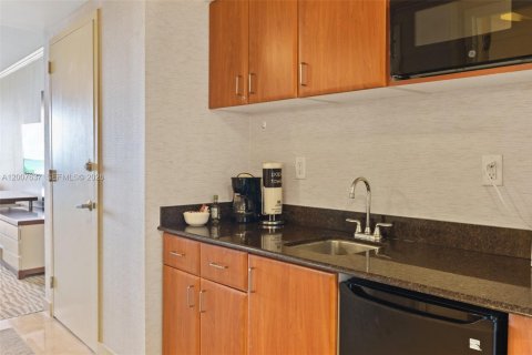 Hôtel, hôtellerie à vendre à Sunny Isles Beach, Floride: 61.69 m2 № 2170840 - photo 3