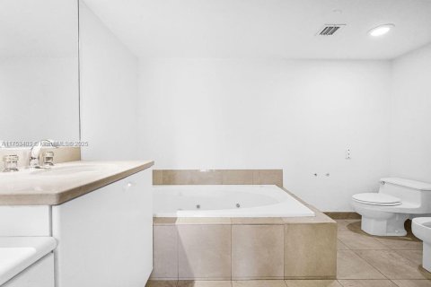 Copropriété à vendre à Surfside, Floride: 2 chambres, 158.86 m2 № 2022731 - photo 22