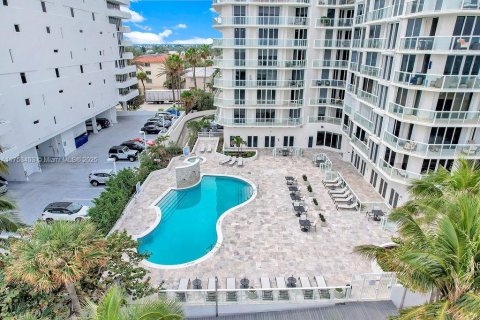 Copropriété à vendre à Surfside, Floride: 2 chambres, 158.86 m2 № 2022731 - photo 3