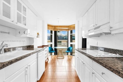 Copropriété à vendre à Surfside, Floride: 2 chambres, 158.86 m2 № 2022731 - photo 28