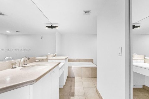 Copropriété à vendre à Surfside, Floride: 2 chambres, 158.86 m2 № 2022731 - photo 21