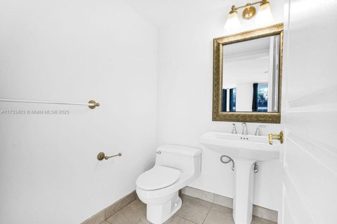 Copropriété à vendre à Surfside, Floride: 2 chambres, 158.86 m2 № 2022731 - photo 14