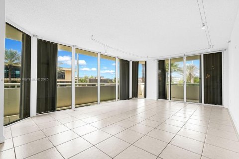 Copropriété à vendre à Surfside, Floride: 2 chambres, 158.86 m2 № 2022731 - photo 7