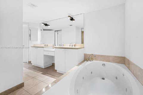 Copropriété à vendre à Surfside, Floride: 2 chambres, 158.86 m2 № 2022731 - photo 25