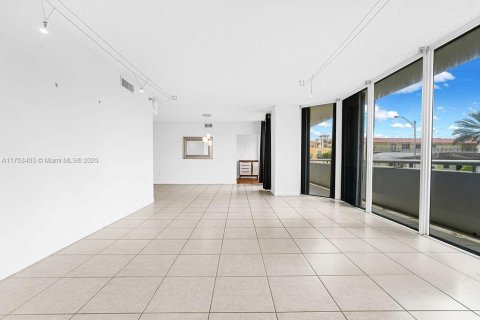 Copropriété à vendre à Surfside, Floride: 2 chambres, 158.86 m2 № 2022731 - photo 13