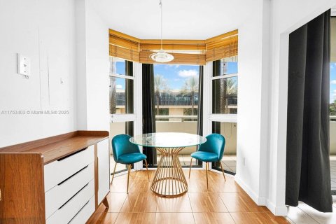 Copropriété à vendre à Surfside, Floride: 2 chambres, 158.86 m2 № 2022731 - photo 30